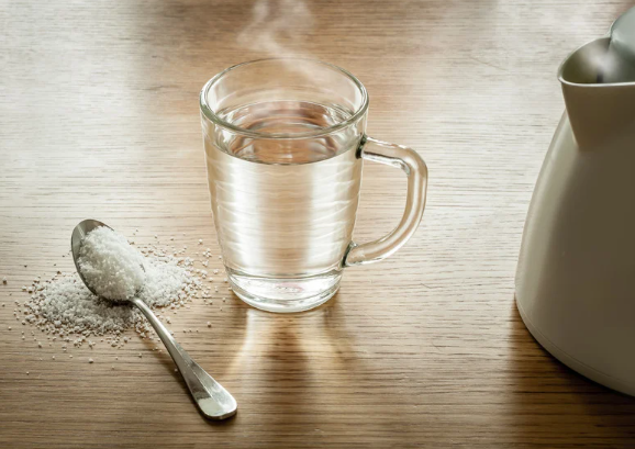 sakit tenggorokan ibu menyusui, pereda sakit tenggorokan alami, ramuan alami ibu menyusui, madu untuk sakit tenggorokan, lemon madu aman menyusui, cuka apel untuk tenggorokan, cara aman obati sakit saat menyusui, tips sehat ibu menyusui, Bunda, si Kecil